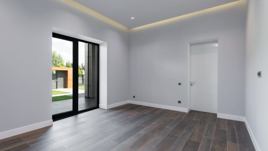 Sufit podwieszany w mieszkaniu: wygłuszenie od sąsiadów, LED i montaż krok po kroku