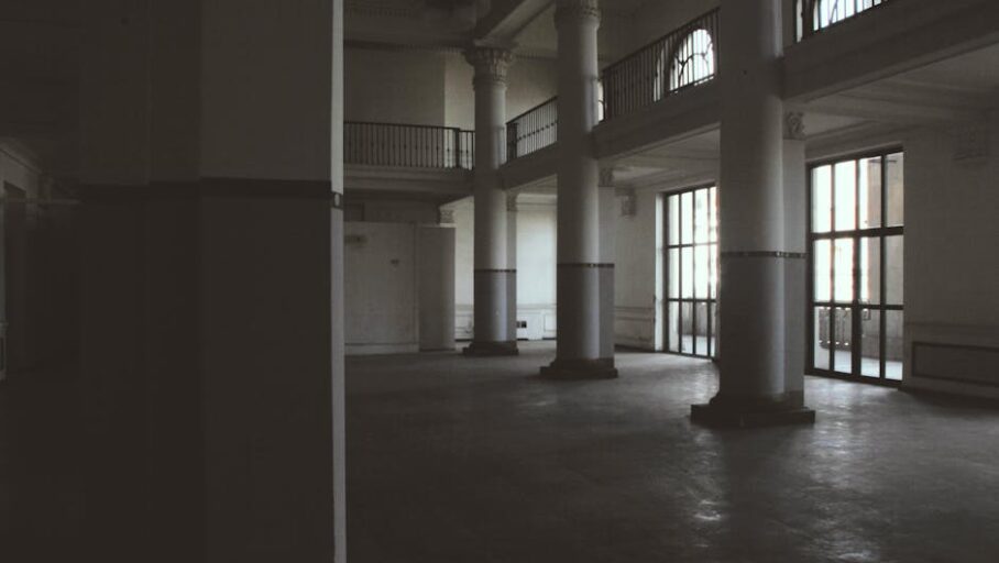 Drzwi przesuwne w mieszkaniu: prowadnica loft czy kaseta w ścianie - dobór i montaż krok po kroku