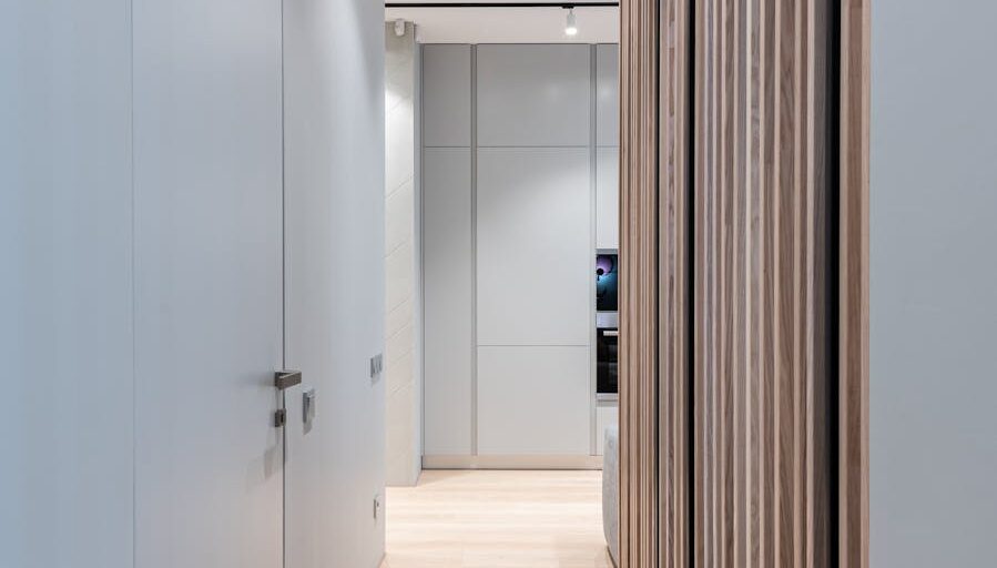 Wygłuszenie drzwi wejściowych w mieszkaniu: uszczelki, mata i próg opadający krok po kroku