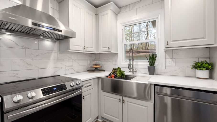 Okap kuchenny w bloku: wyciąg czy pochłaniacz, dobór i montaż krok po kroku