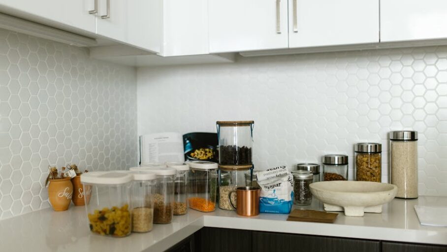 Ściana między szafkami w kuchni: płytki, szkło czy panele - wybór i montaż krok po kroku