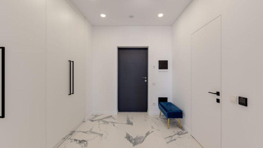 Drzwi ukryte zlicowane ze ścianą: projekt i montaż krok po kroku